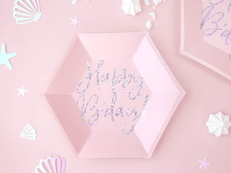 Velik posnetek napisa na kartonskih krožnikih Happy B'day roza iridescentnih šestkotnih