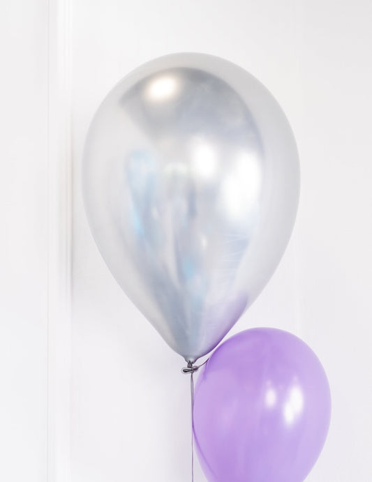 Détail de la texture satinée du Ballons en latex argentés pour fête
