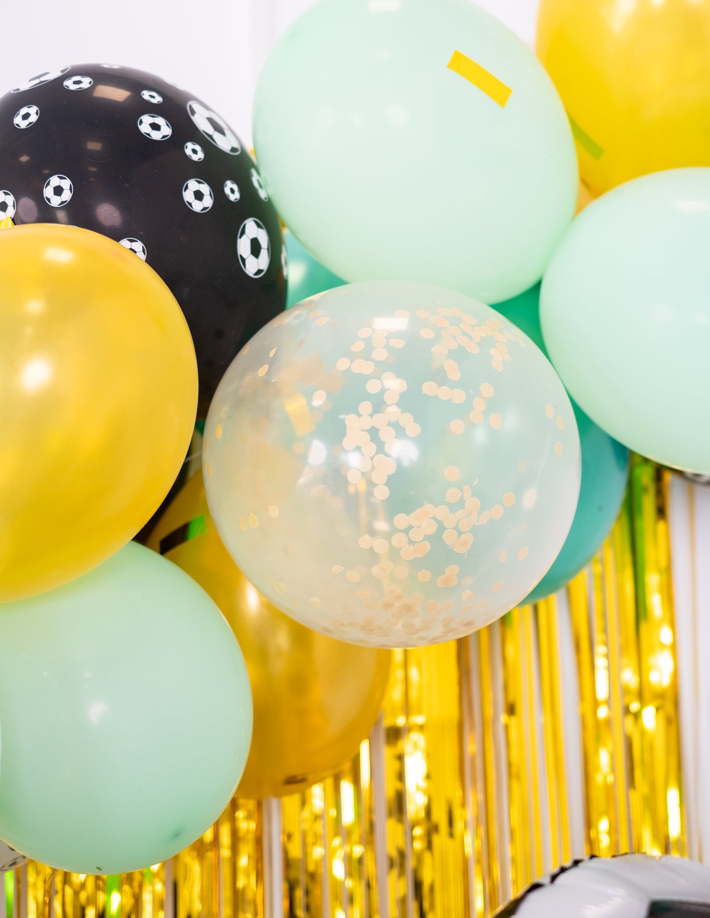 6 prozorni baloni iz lateksa z zlatimi oker konfeti 30 cm