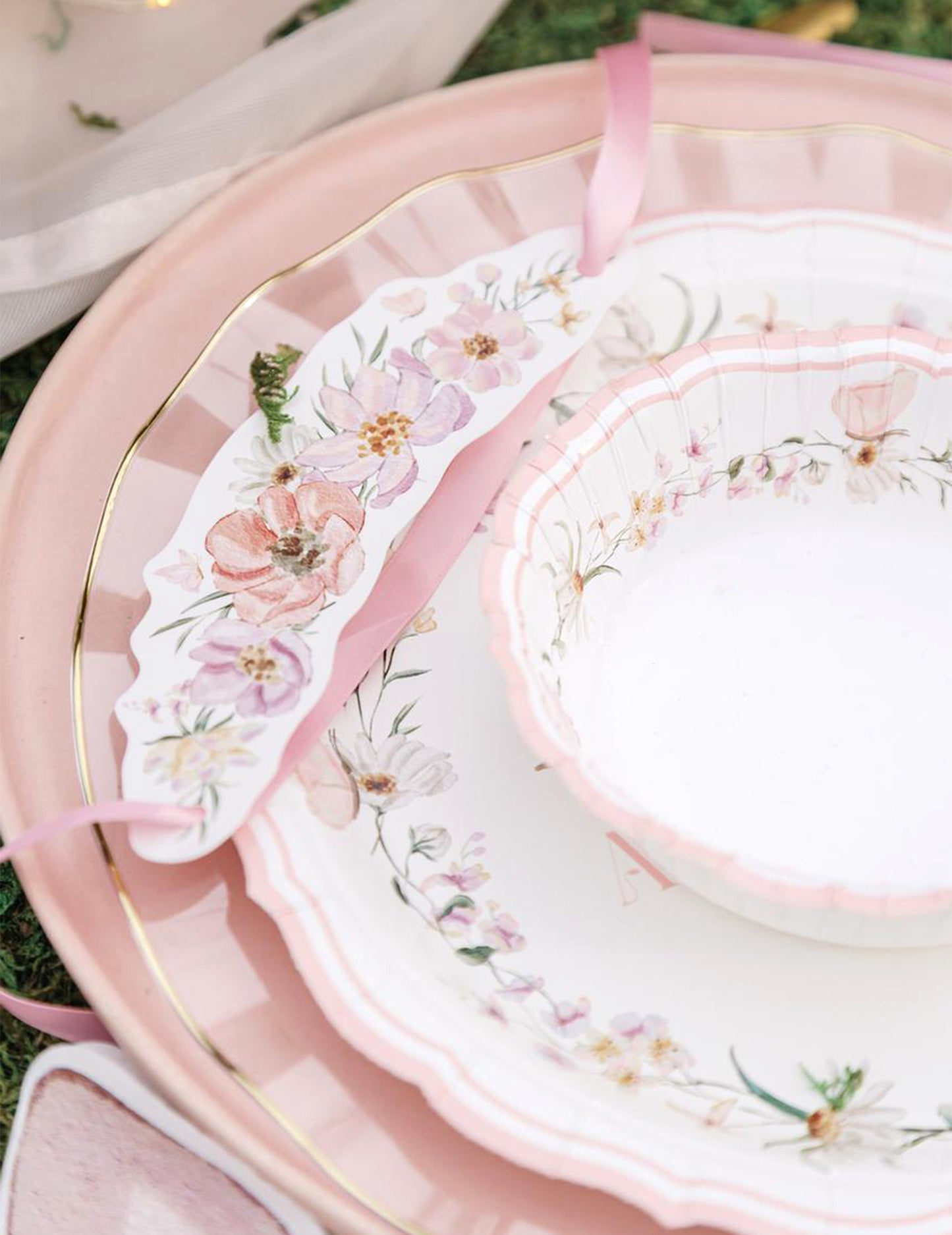 6 belih in pastelno roza kartonskih skled za vile 13 cm za rojstni dan