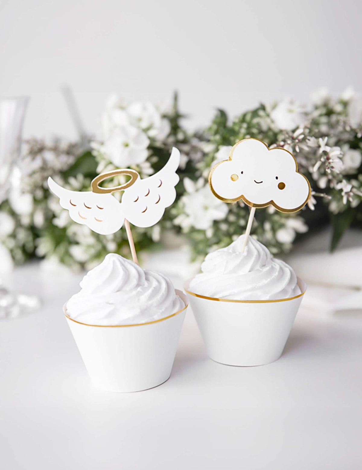 Postavitev za kolačke z lesenimi cake toppersi oblaki in krila za baby shower