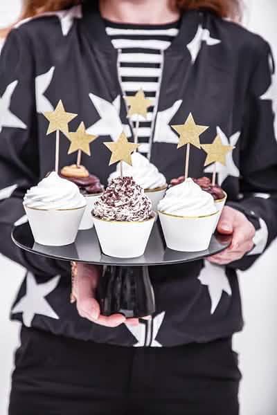 Mise en situation sur des cupcakes des cake toppers étoiles pour gâteaux dorées pailletées