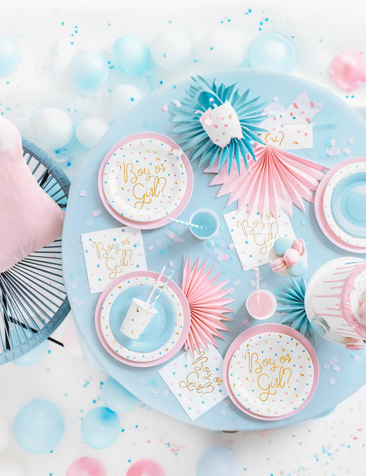 Pogled od zgoraj na dekoracijo mize s kartonskim lončkom za baby shower boy or girl