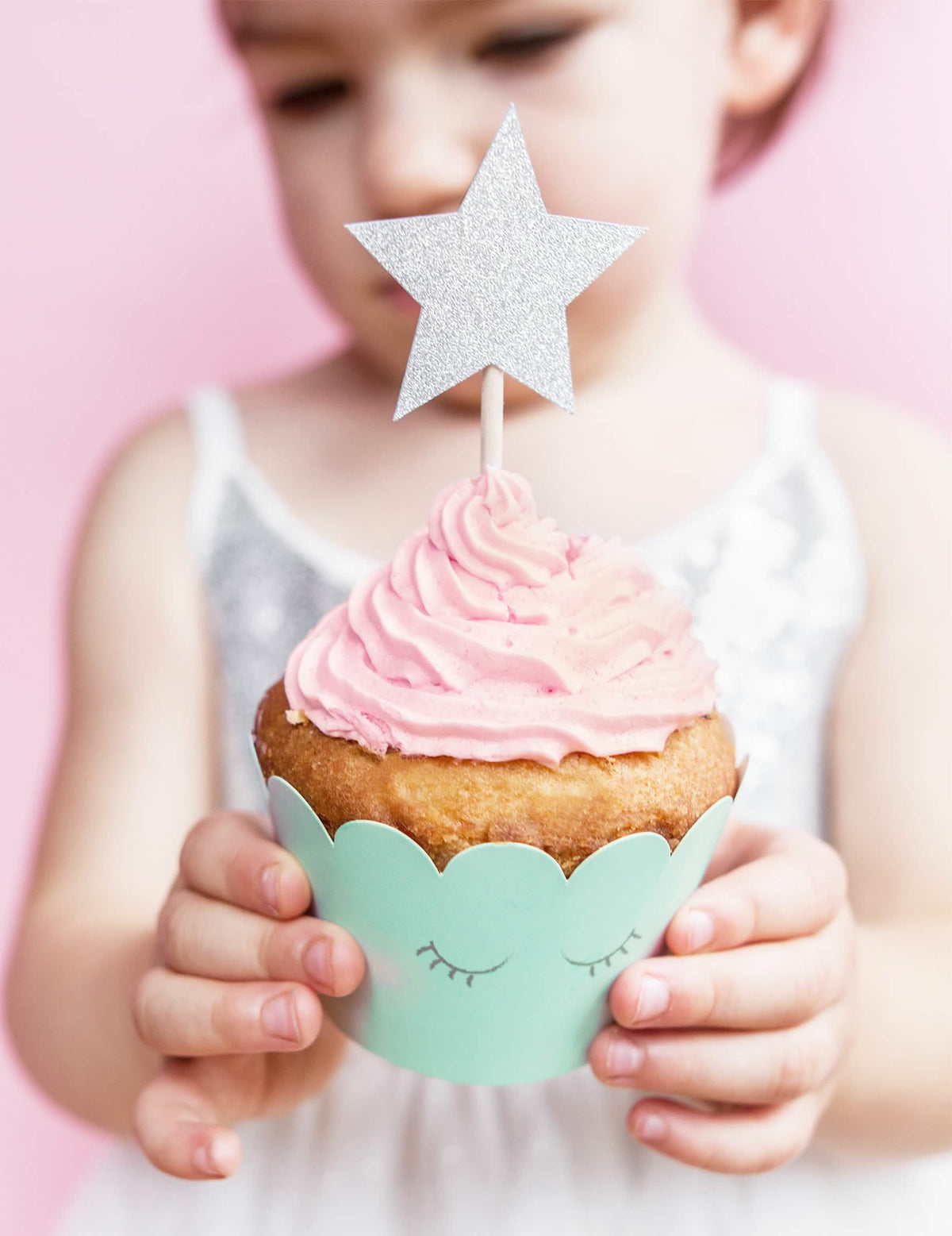 Mise en situation d'un cupcake décoré avec l'habillage à cupcake licorne pastel