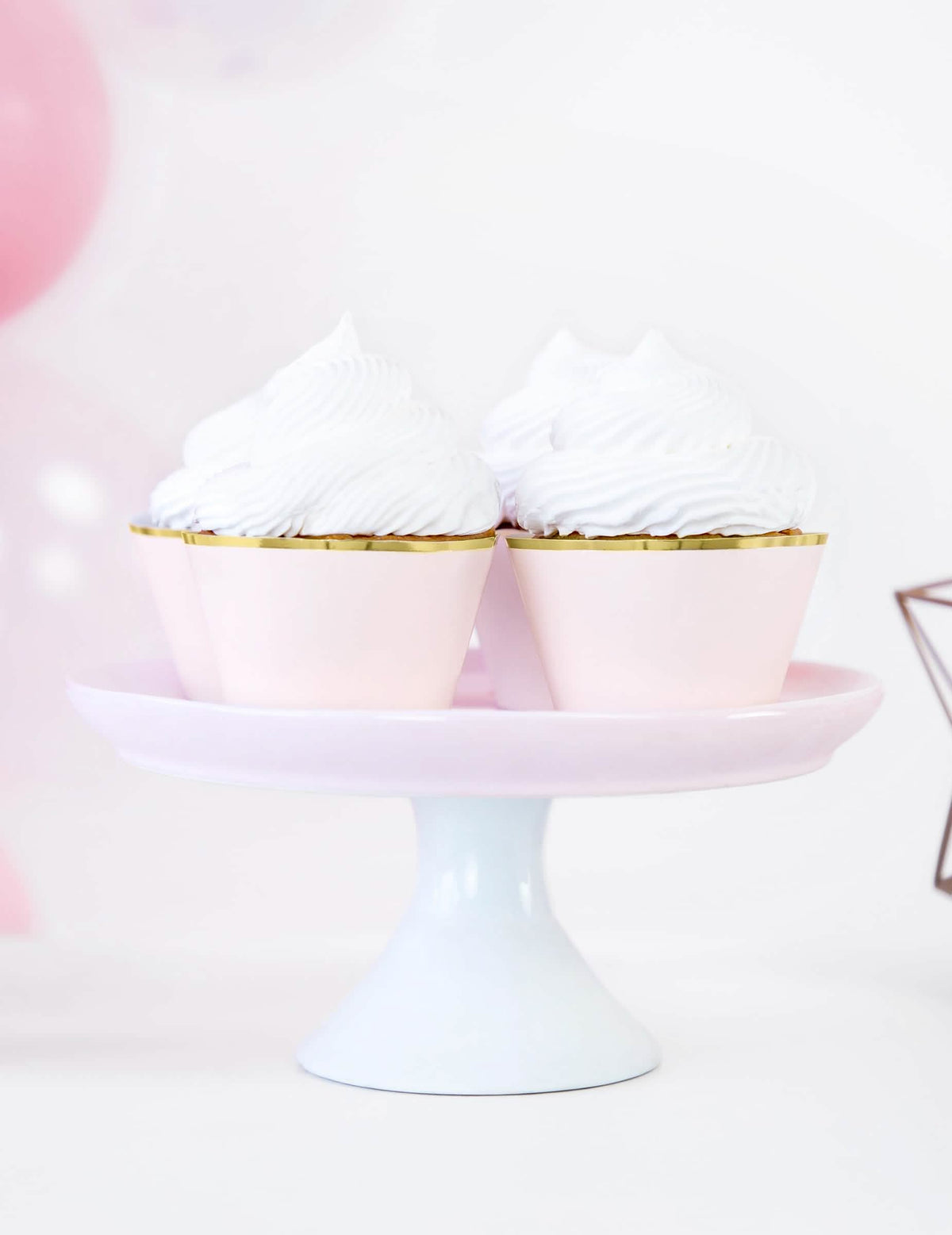 Predstavitev na stojalu za ovitke za cupcake v pudrasto roza in kovinsko zlata iz kartona