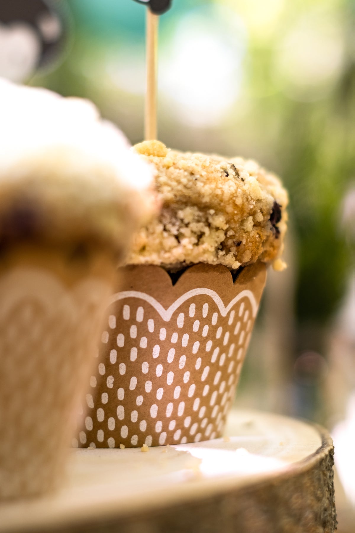 Stranski pogled na kraft kalup za cupcake in lesene zobotrebcе z gozdnimi živalmi