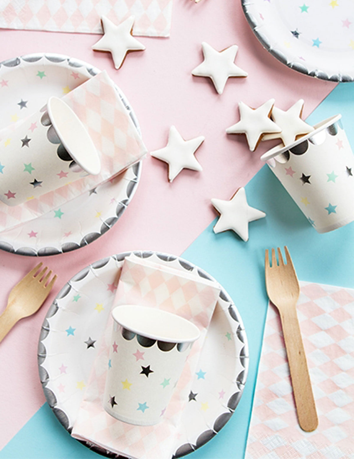Mise en scène des assiettes étoiles en carton pastel