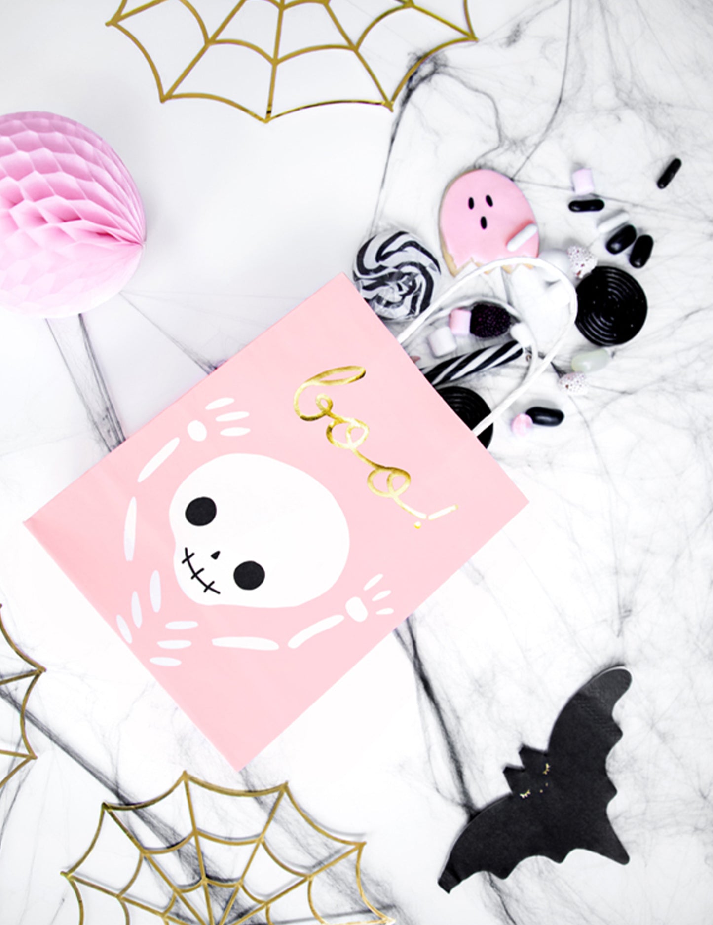 6 roza in belih vrečk s sladkarijami za noč čarovnic