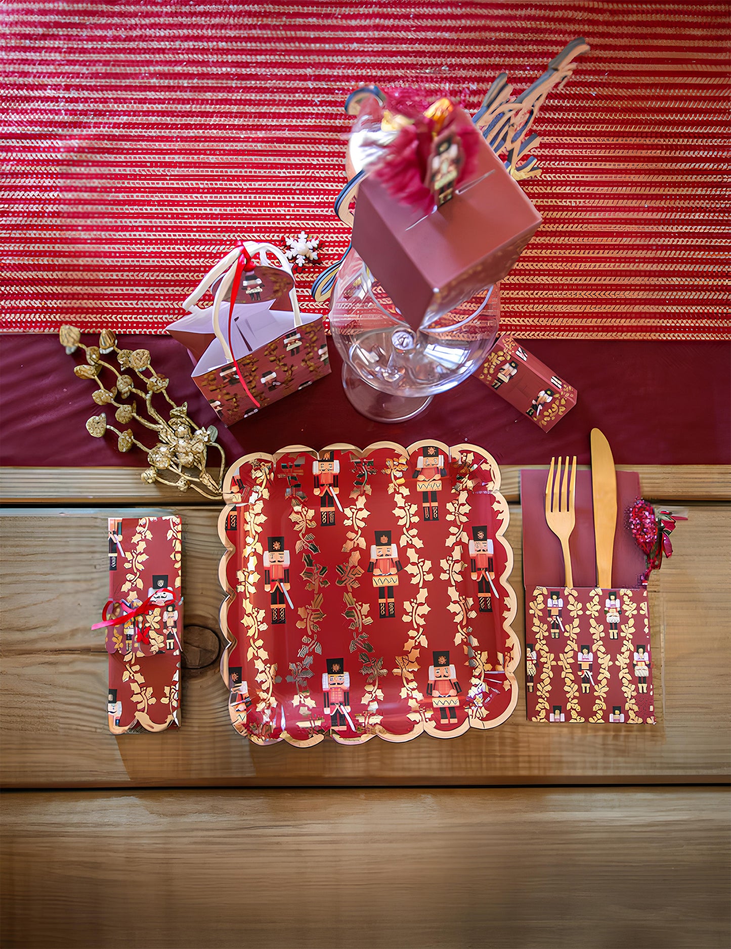 8 prazničnih krožnikov z oreščki 23 cm rdeči kvadratki