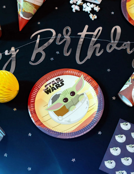 Mise en situation sur une table de fête des assiettes en carton Bébé Yoda The Mandalorian