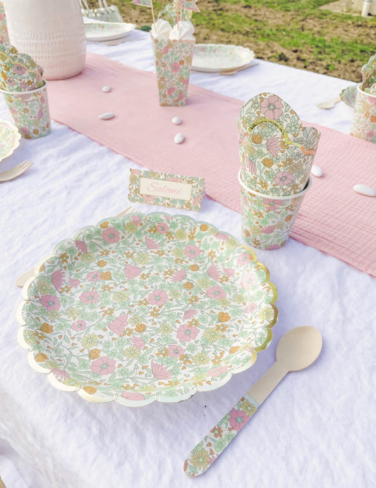 Mise en situation sur une table de fête des assiettes festonnées en carton shabby à fleurs or