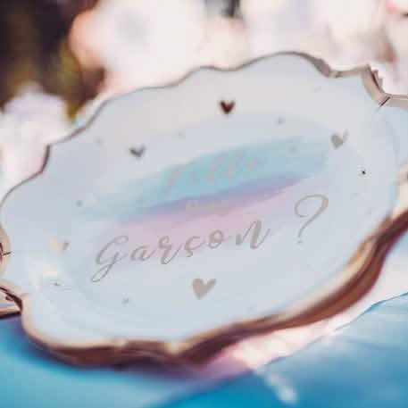 Velik plan napisa na papirnatih krožnikih za dekle ali deček za baby shower