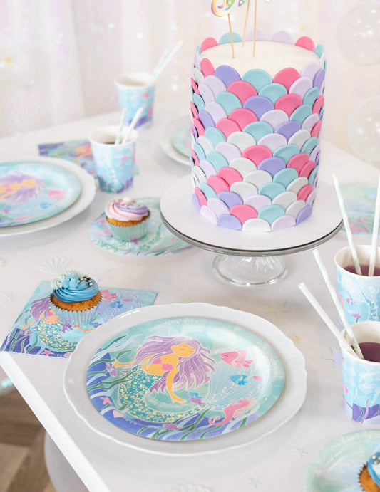 Mise en situation de la décoration de table des assiettes en carton jolie sirène