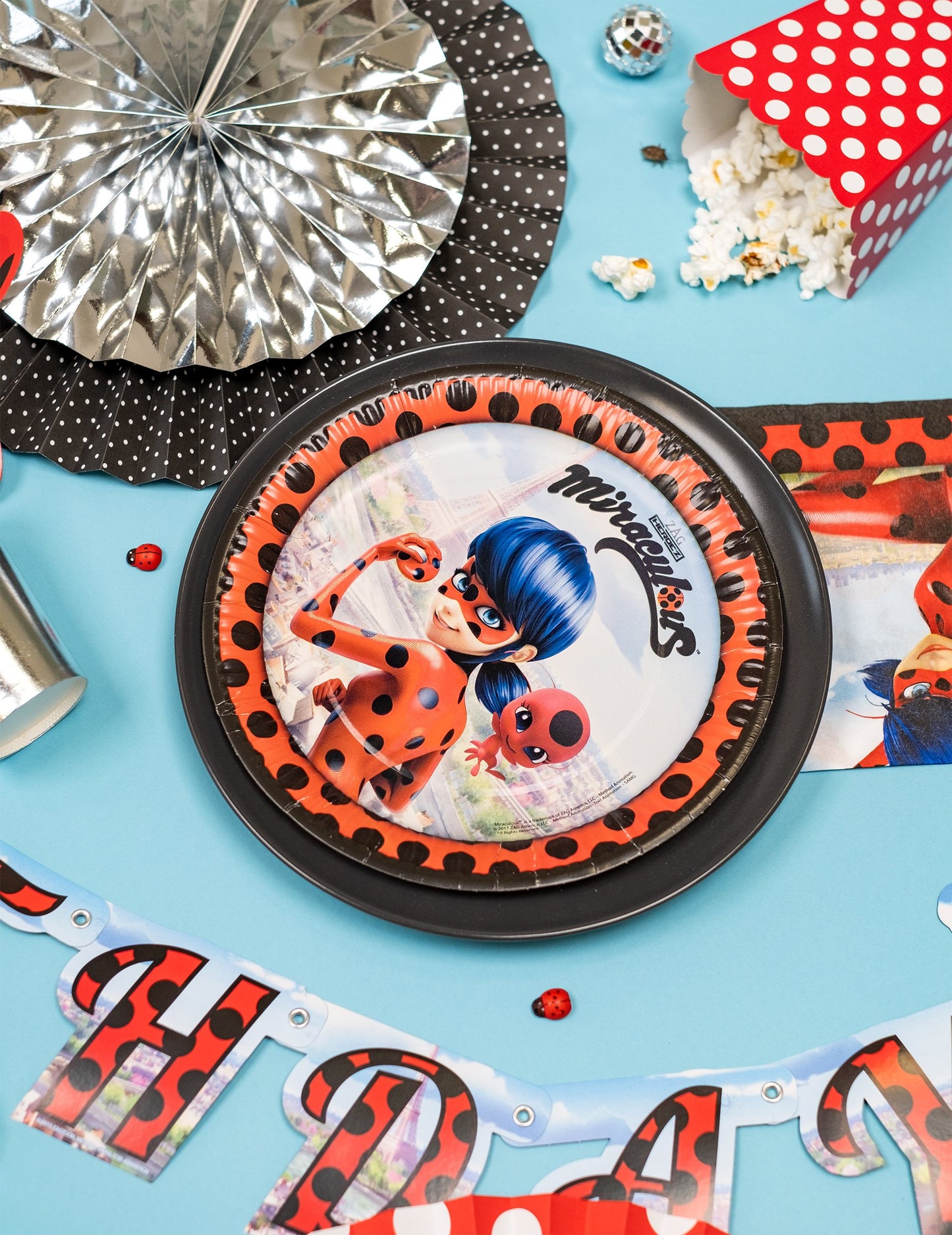 8 kartonskih krožnikov v Parizu 23 cm