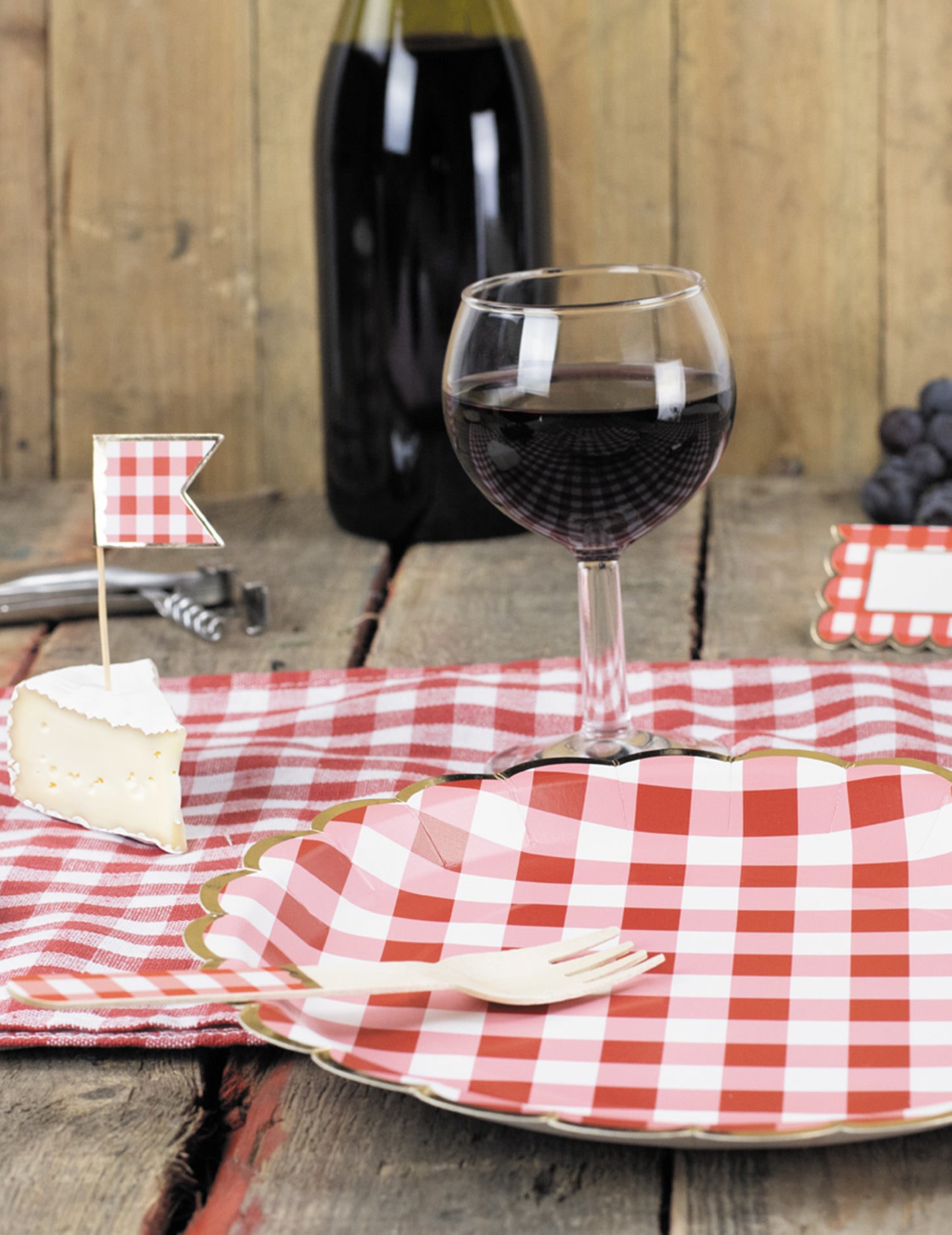 8 nazobčanih rdeče-belih karirastih kartonskih krožnikov 23 cm