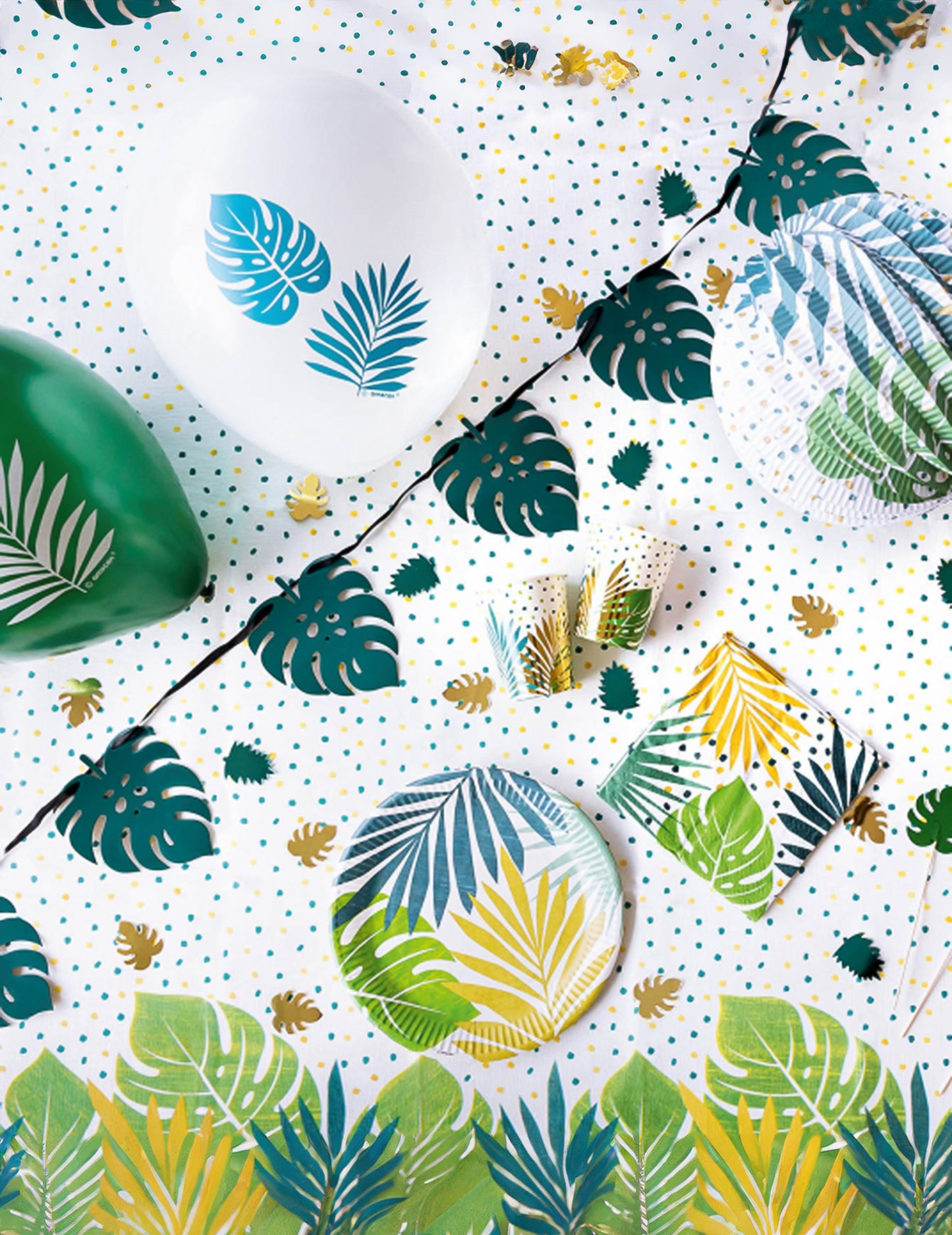 Mise en situation festive des assiettes en carton tropical chic