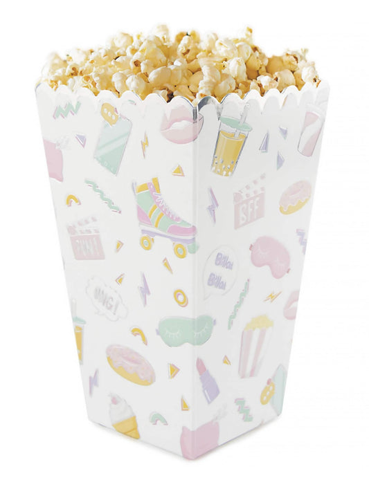 Vue de la boîte remplie de popcorn de la boîte à pop corn pyjama party irisé aux motifs girly
