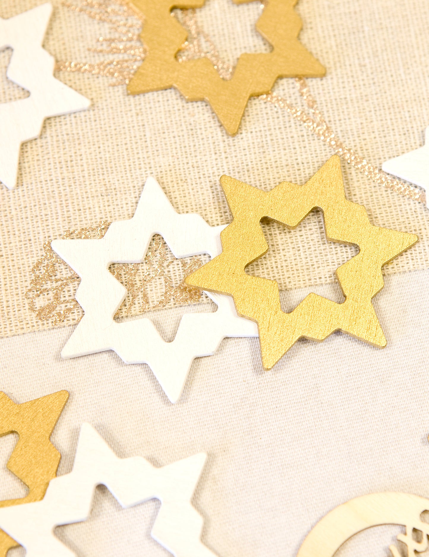 8 lesenih konfetov za namizo z belimi in zlatimi zvezdicami, 5 x 4,4 cm cm za božič