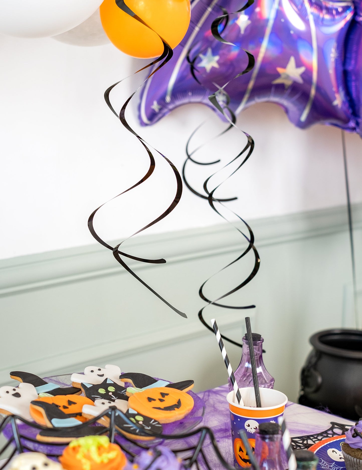 8 črnih spiralnih okraskov