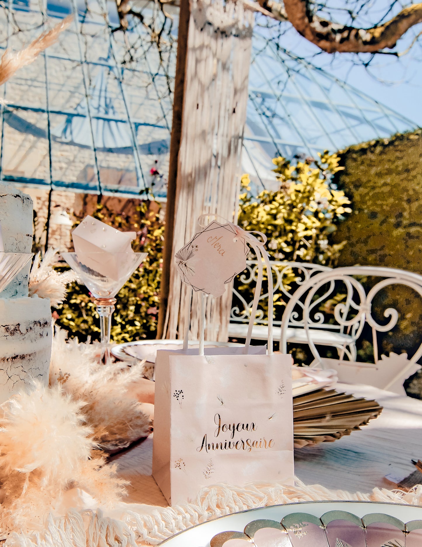 8 boemskih rdečih in zlatih etiket 6 cm s perjem in trakom