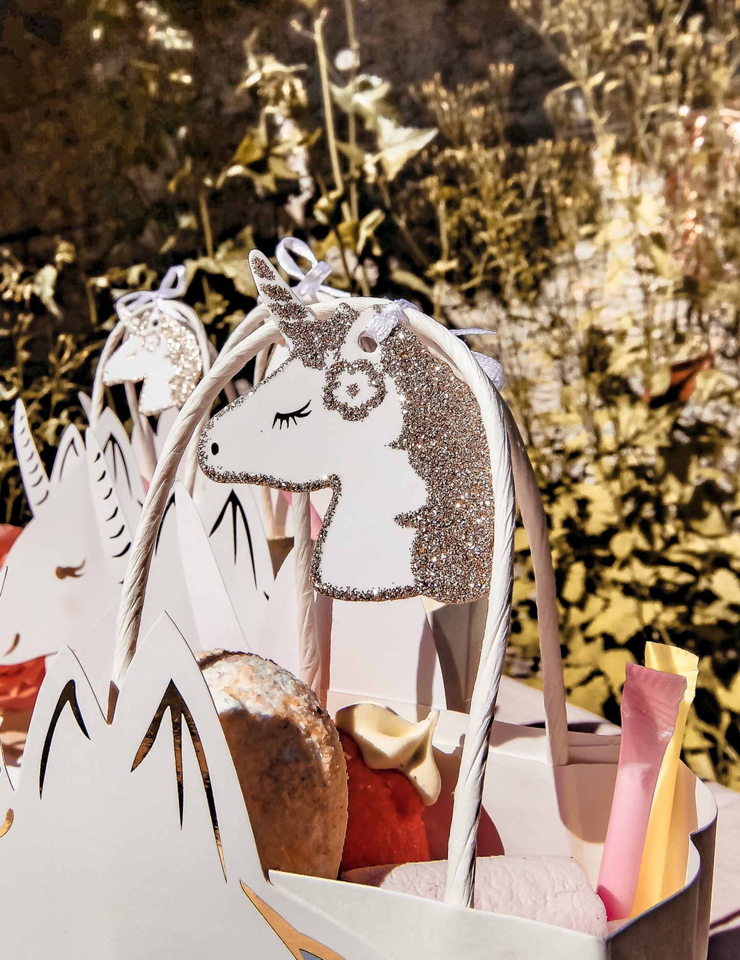 8 bleščečih etiket za šampanjec v obliki samoroga z belimi satenastimi vezmi, 6,5 x 4 cm karton