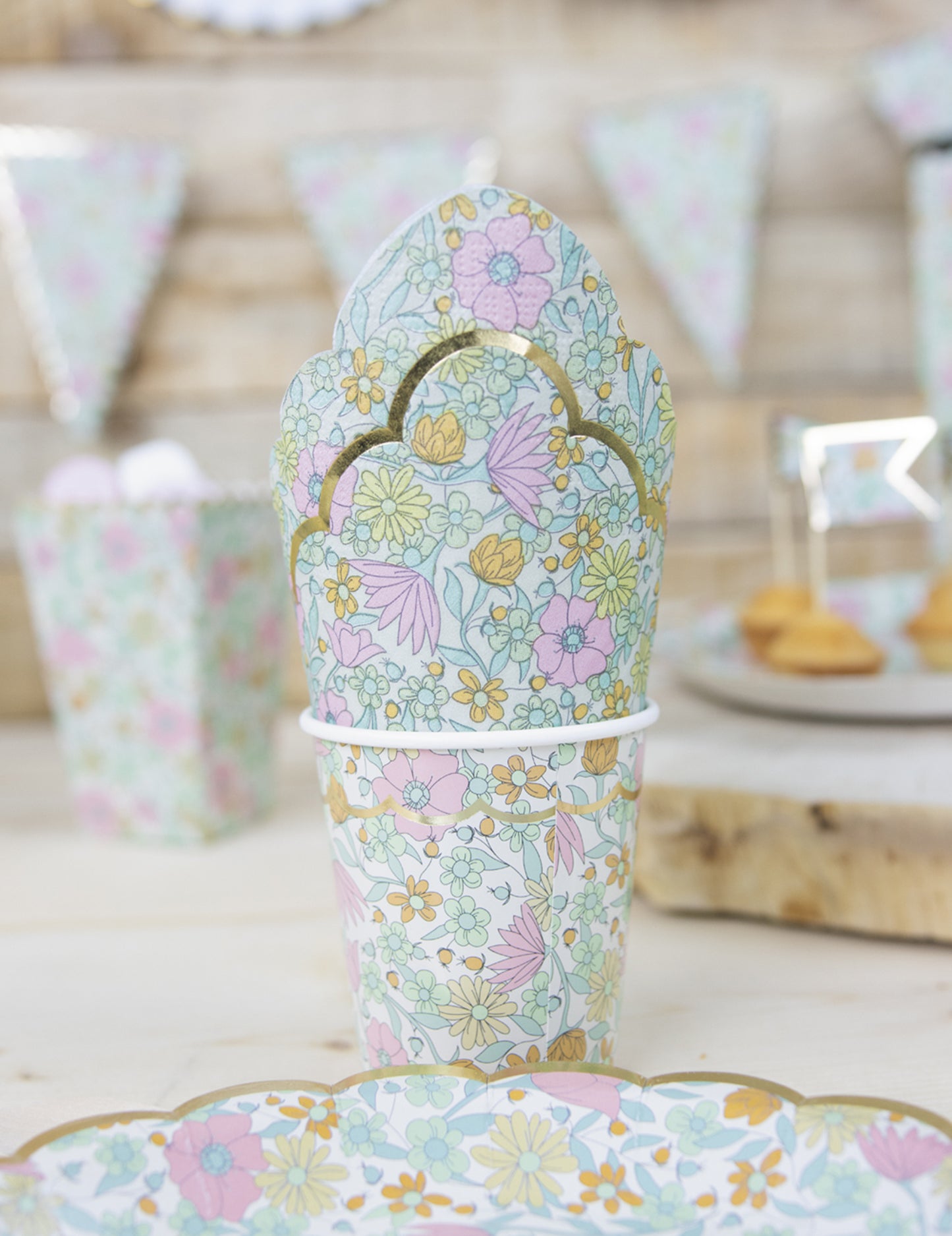 Détail de la serviette glissée dans le gobelet en carton fleurs liberty