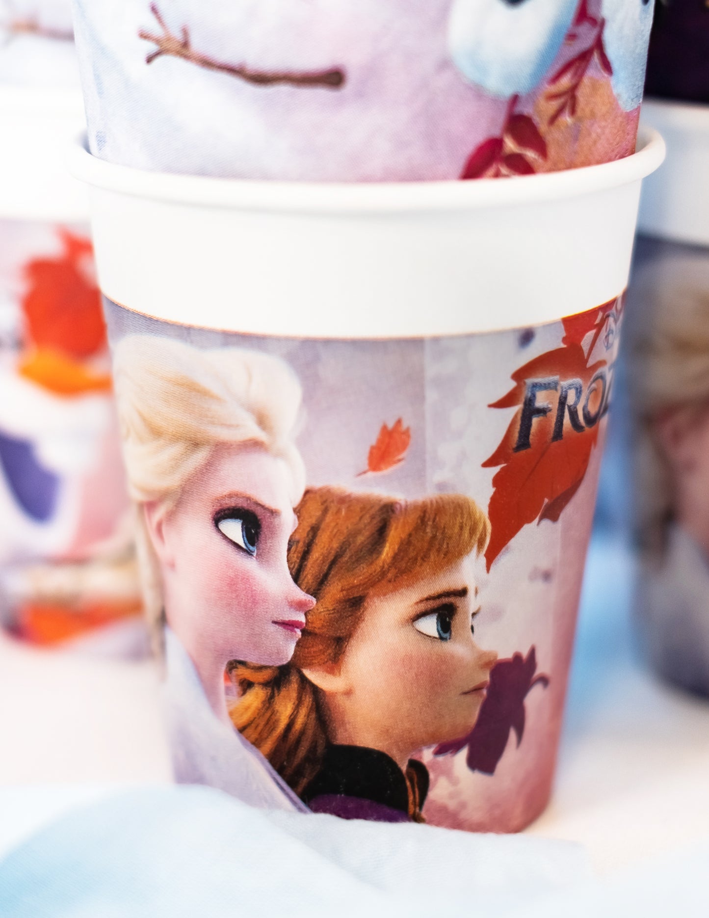 8 kartonskih skodelic Snežna kraljica 2.200 ml