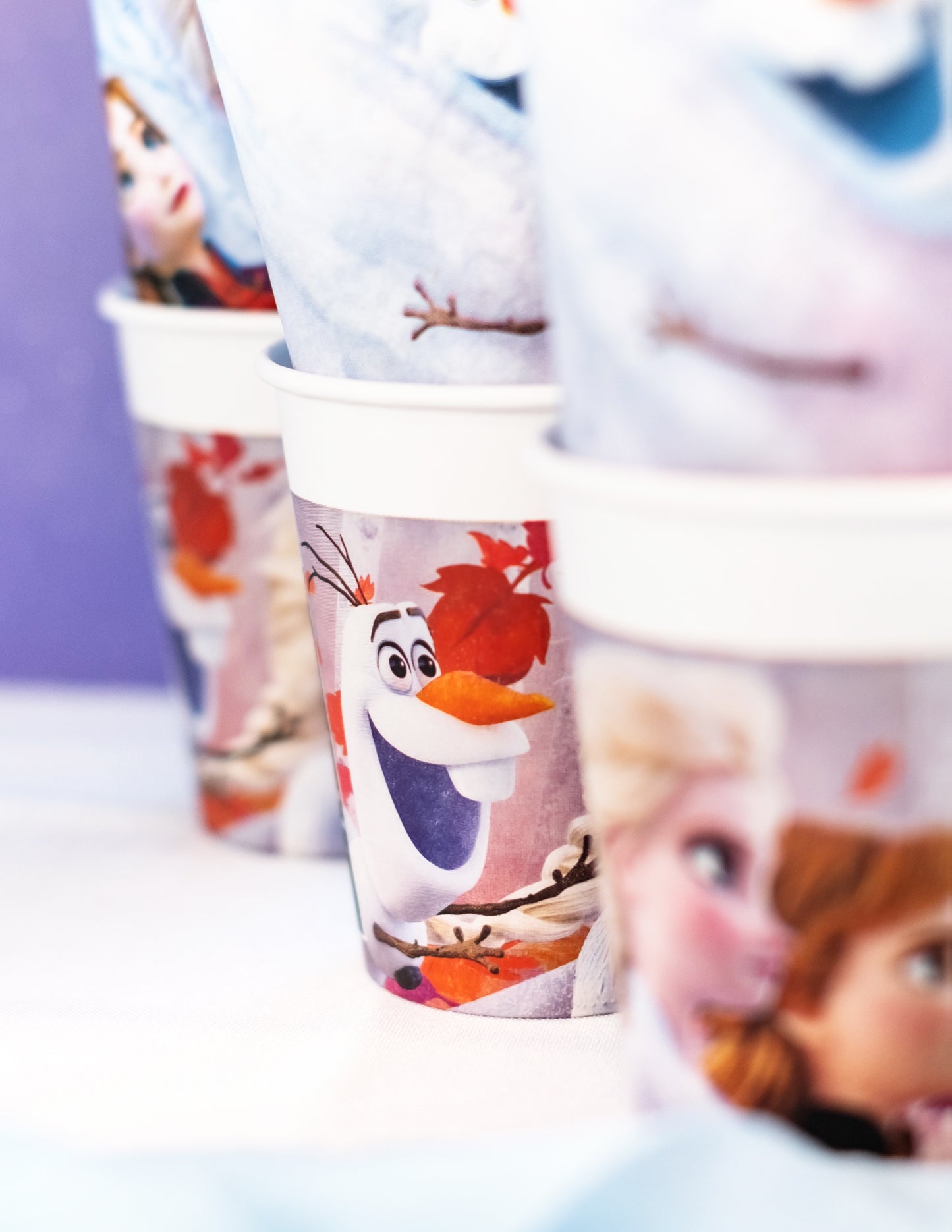 8 kartonskih skodelic Snežna kraljica 2.200 ml