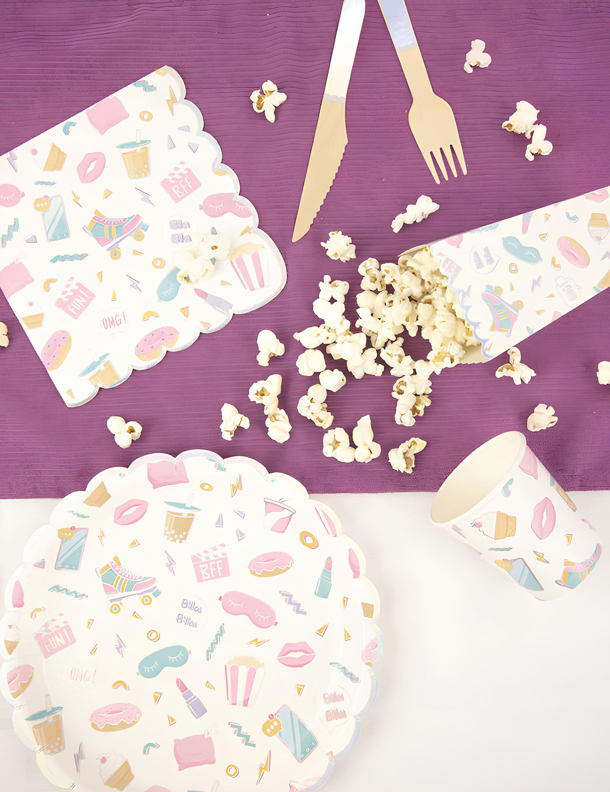 Mise en situation des 8 gobelets pyjama party pour fille