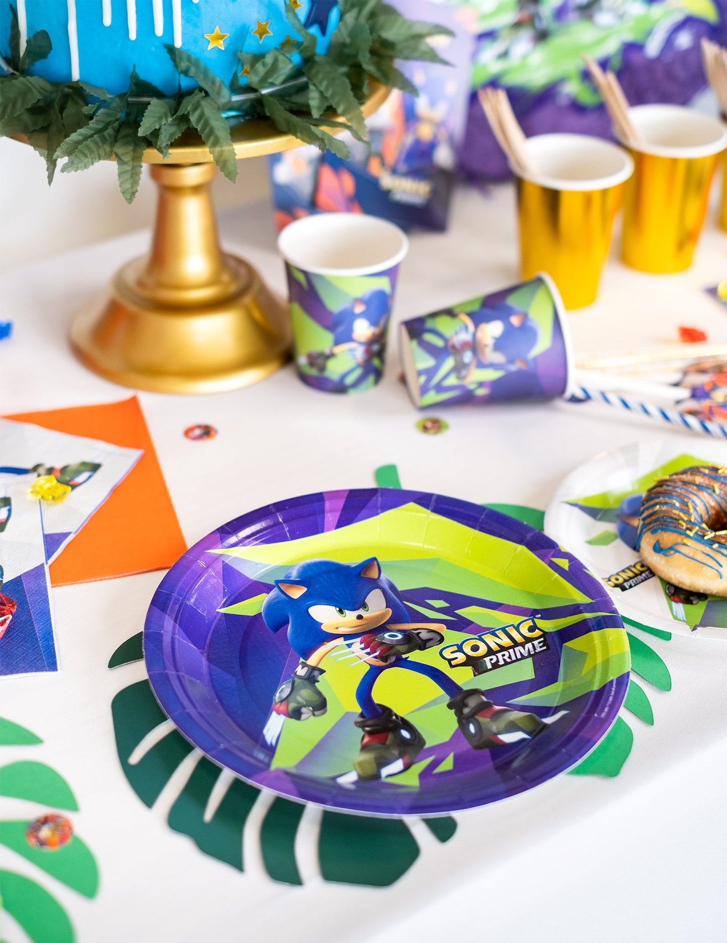 Mise en scène de la table d'anniversaire des assiettes Sonic Prime