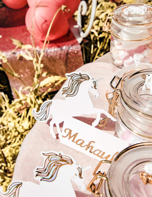 Mise en scène de la table de fête du marque-place licorne