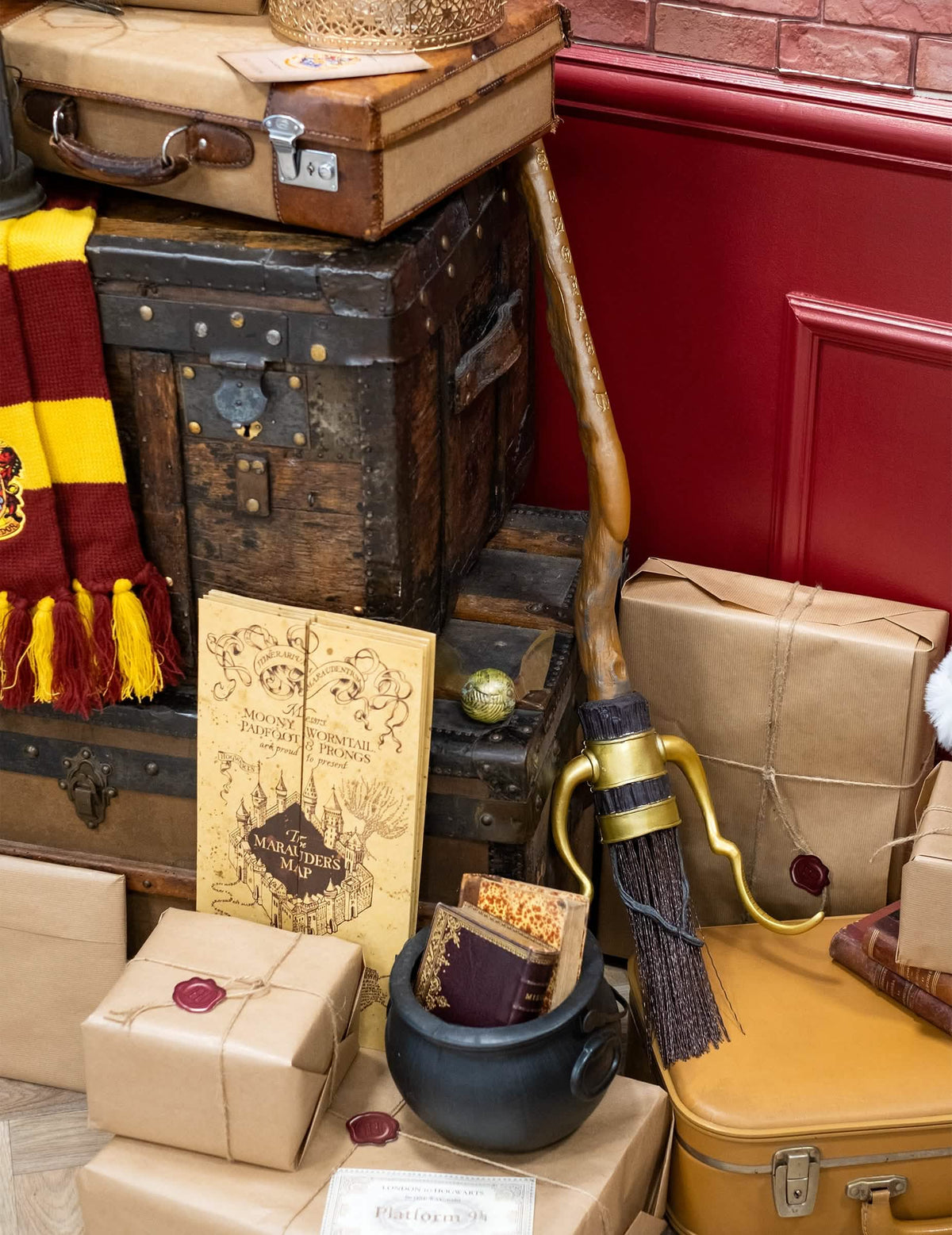 Postavitev prizora s kovčki in dodatki za metlo Nimbus luksuz Harry Potter