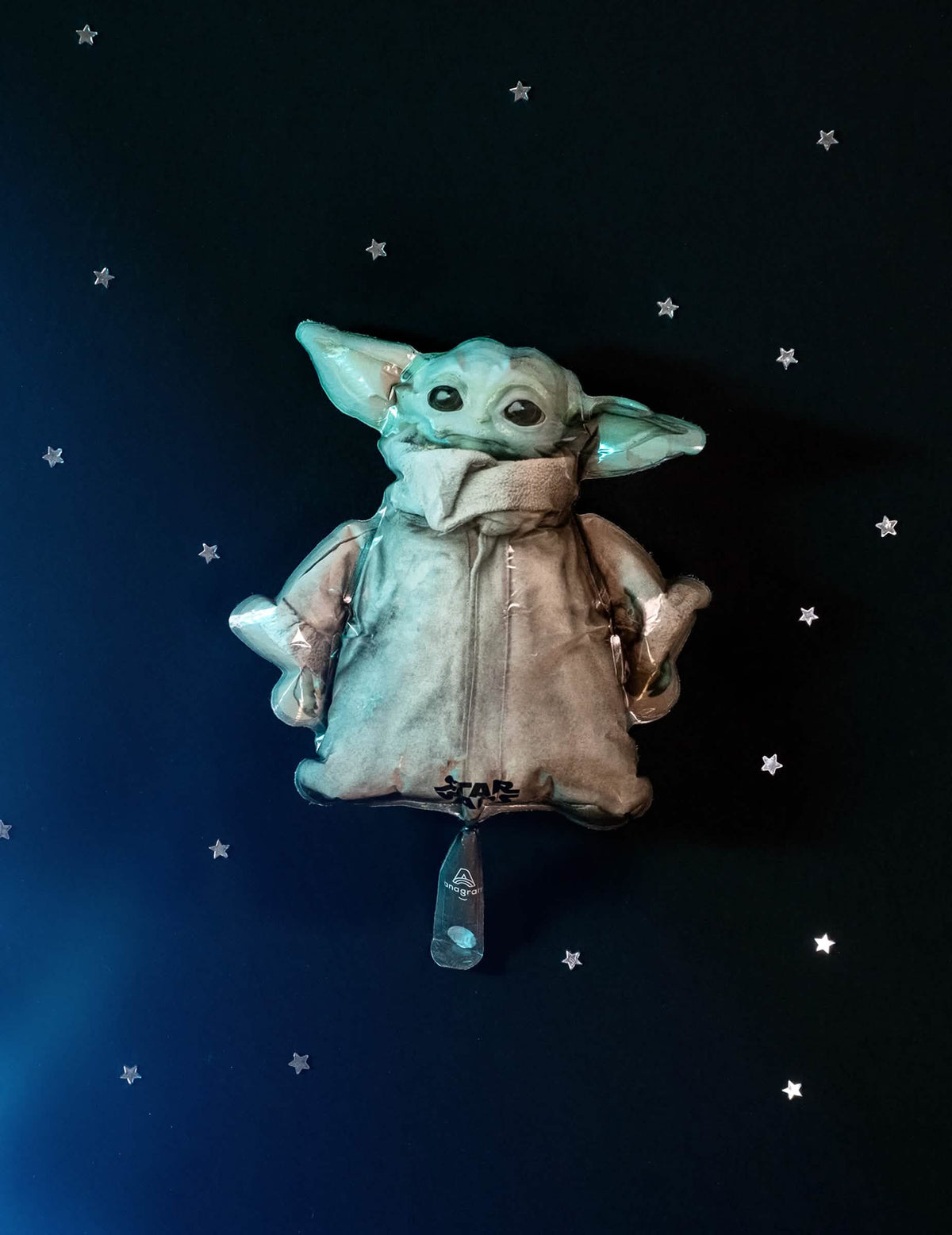 Sprednji pogled na zvezdasto ozadje aluminijastega balona dojenček Yoda The Mandalorian