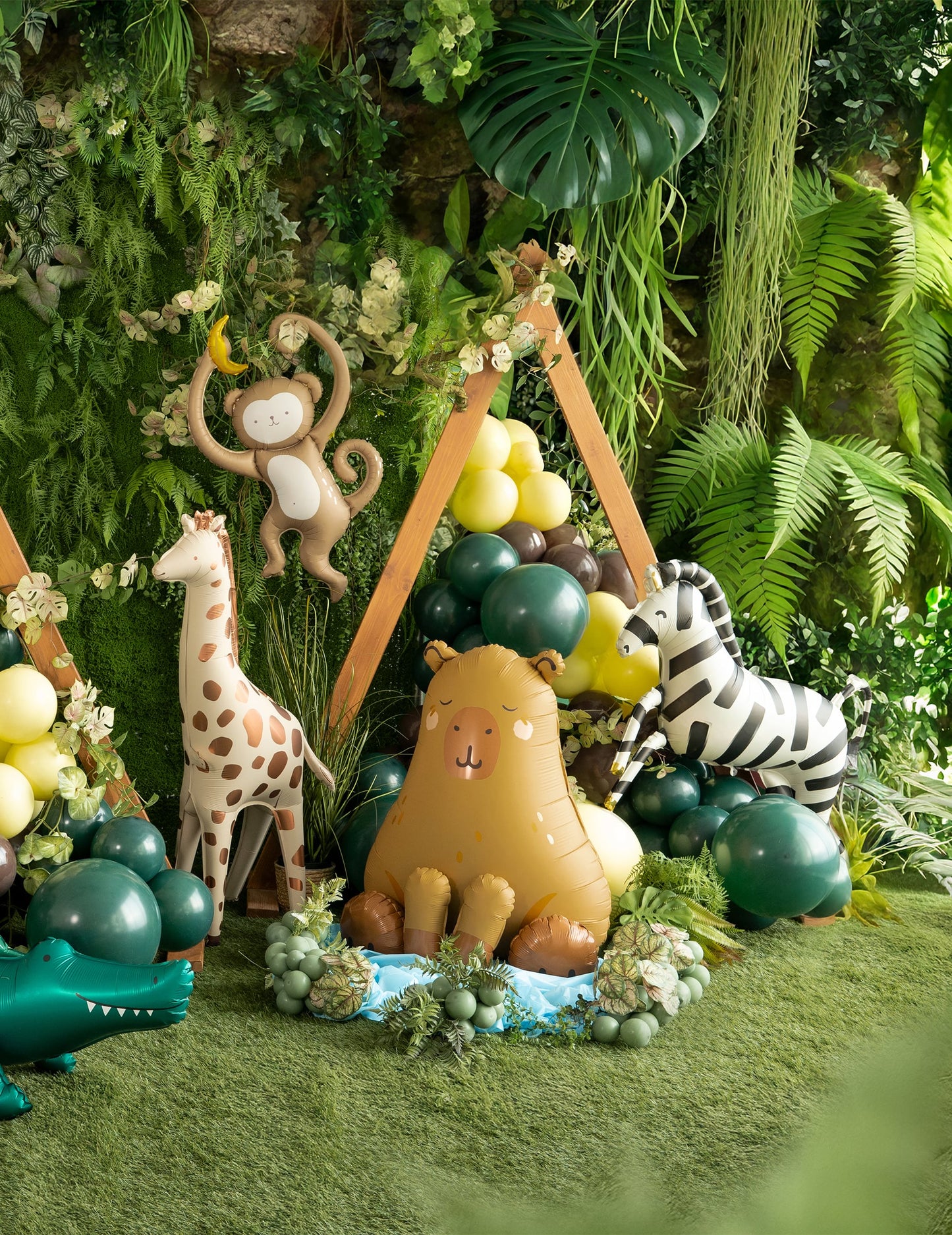 Mise en scène dans un décor de jungle du ballon aluminium Capybara