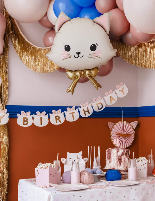 Mise en scène de décoration d'anniversaire du ballon aluminium chaton