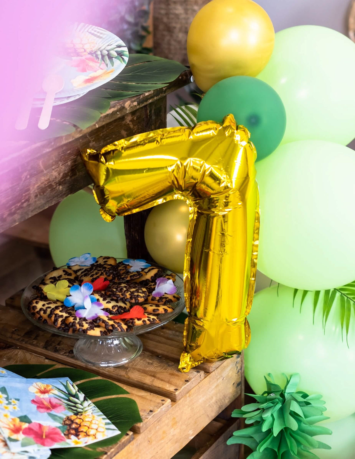 Postavitev številke 7 v tropskem dekorju z aluminijastim balonom zlata številka za zabavo