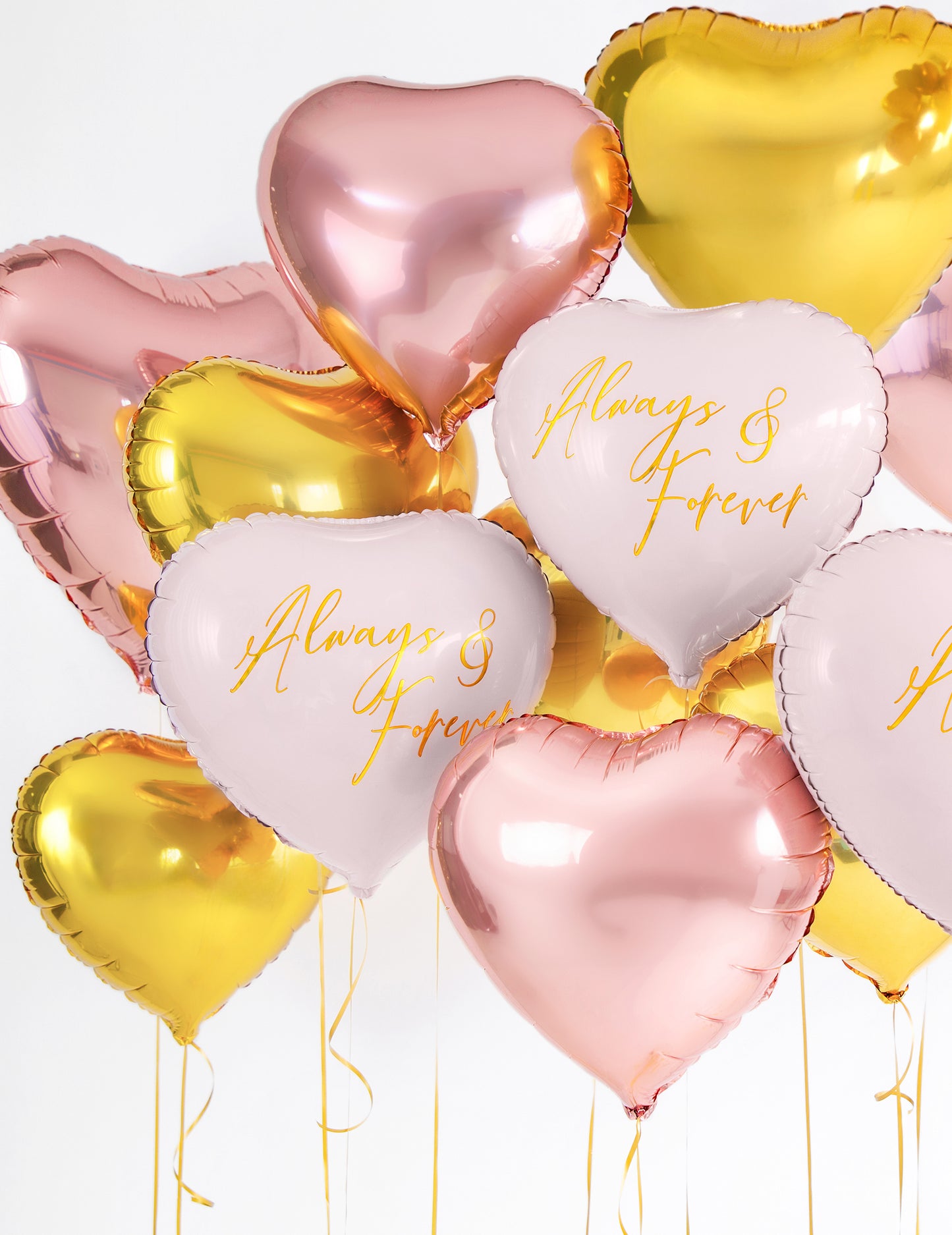 Pogled od blizu na šopek zlatega aluminijastega balona v obliki srca