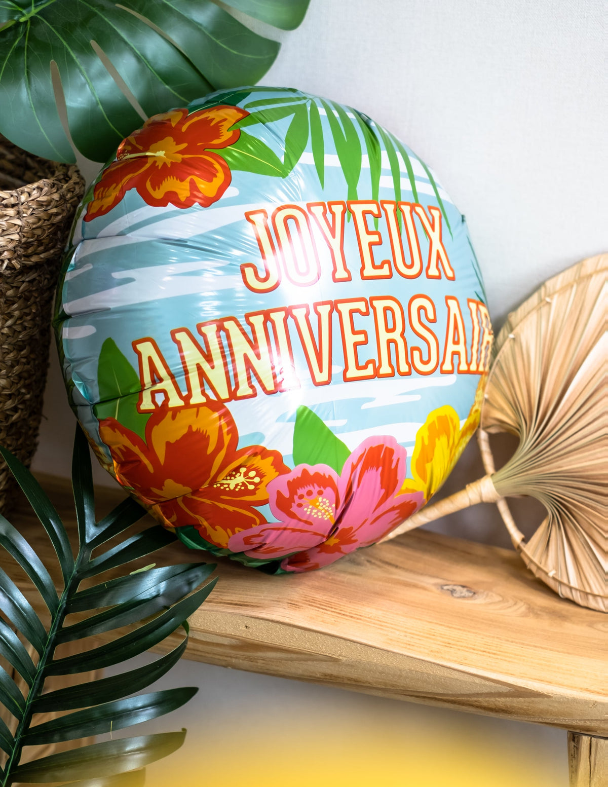 Pogled od spredaj na aluminijast balon Vse najboljše Paradise