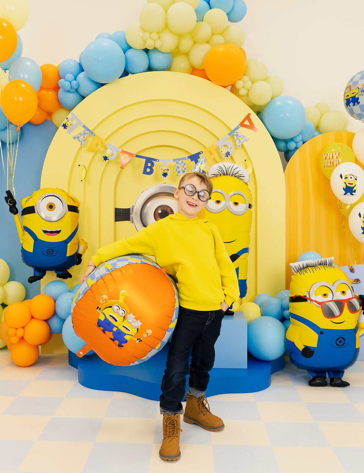 Mise en scène d'anniversaire avec un enfant du ballon aluminium Ron Minions