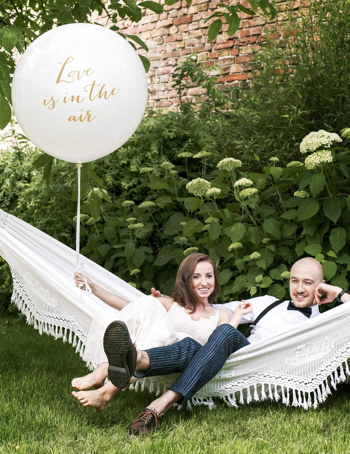 Postavitev velikanskega lateksnega balona Love is in the air za poroko
