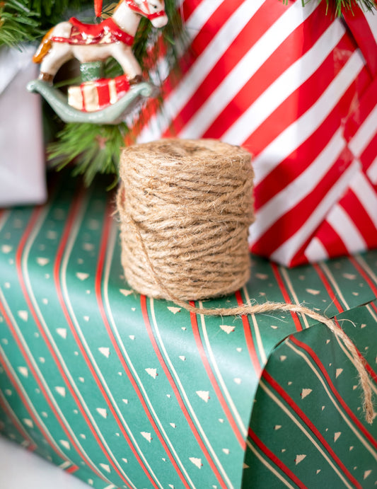 Mise en situation sur des cadeaux de la bobine de cordelette pour décoration polyvalente