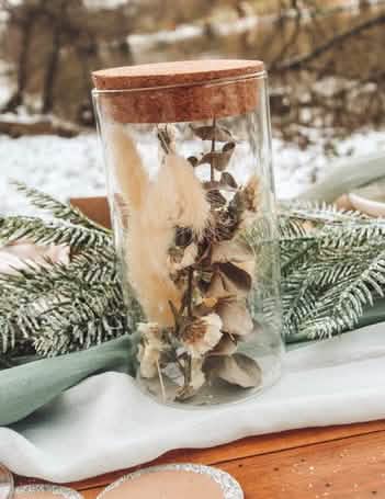 Mise en situation du bocal en verre avec fleurs séchées et coton pour décoration