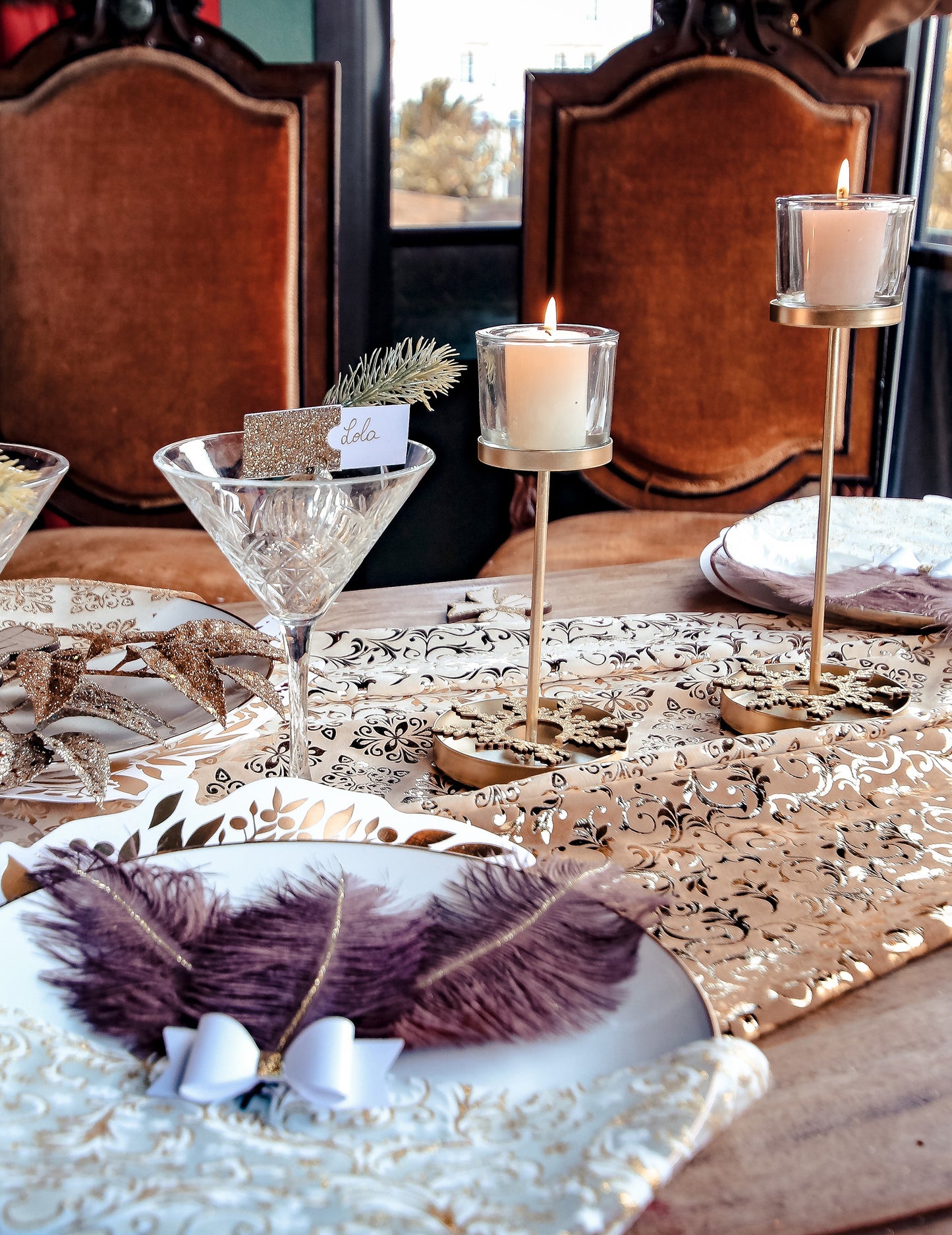 Mise en scène de table festive du bougeoir sur pied mariage et noël