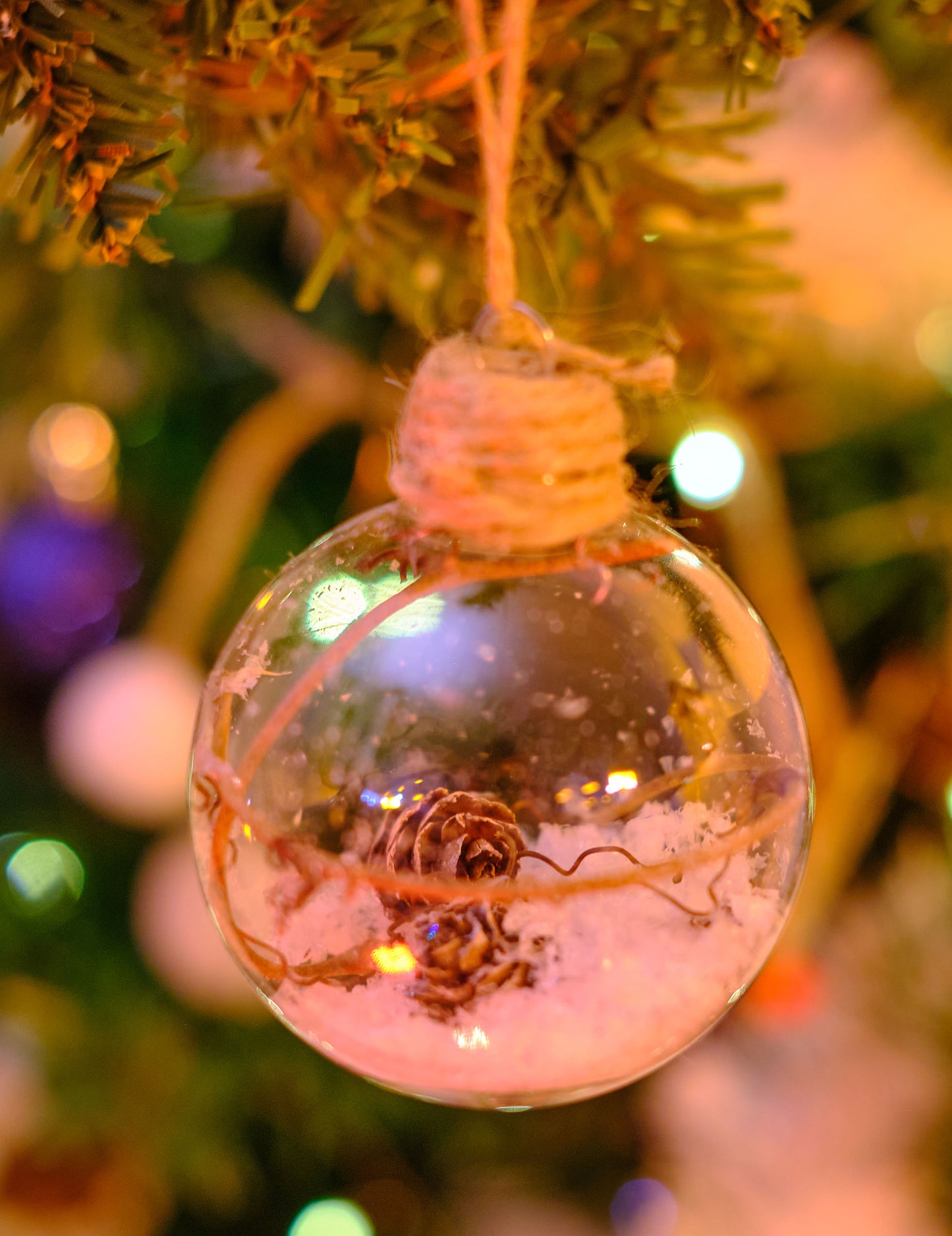 Steklena božična kroglica s storži 6 cm in sneg