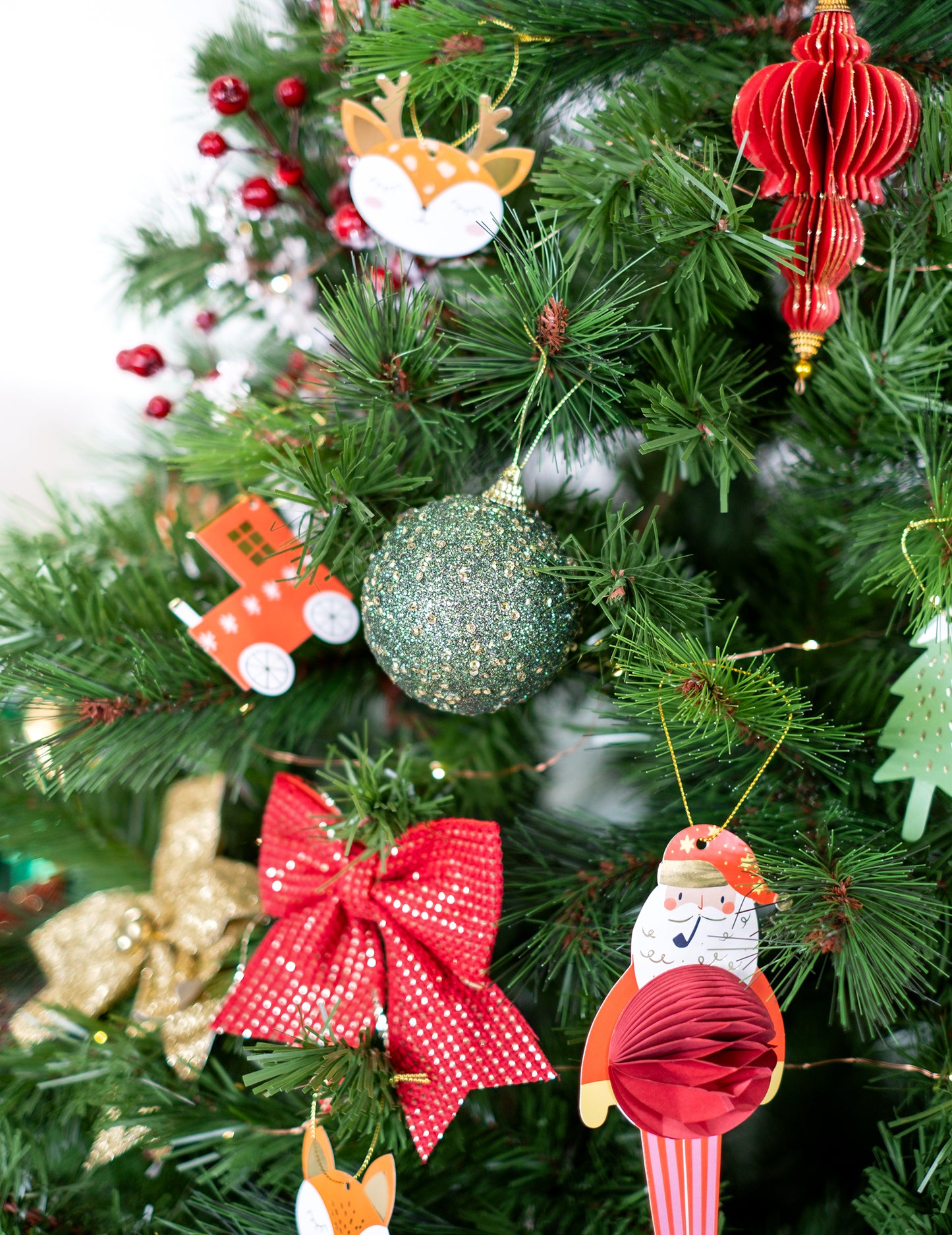 Zelena božična kroglica z zlatimi bleščicami 8 cm za jelko