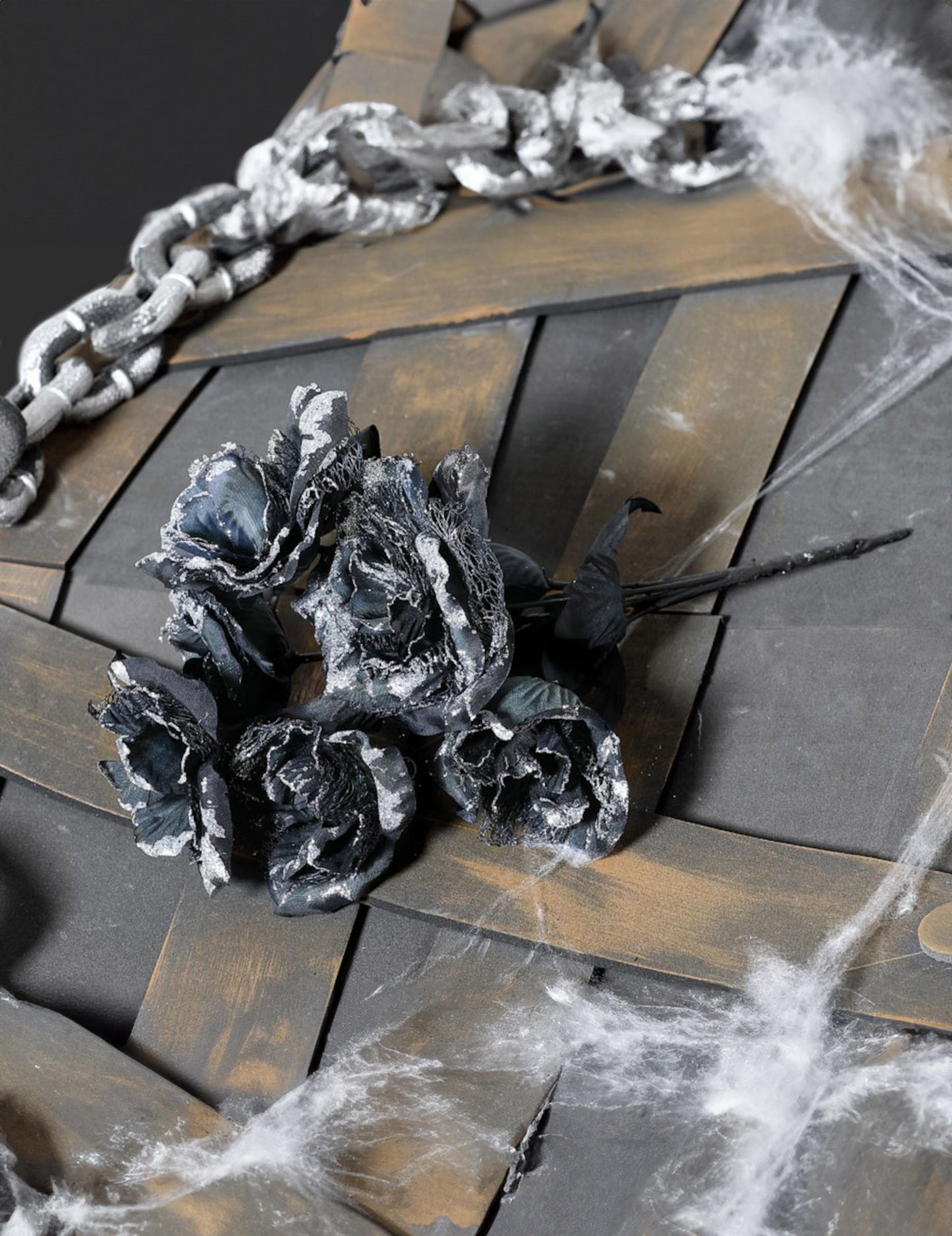 Šopek črnih vrtnic za noč čarovnic 35 cm