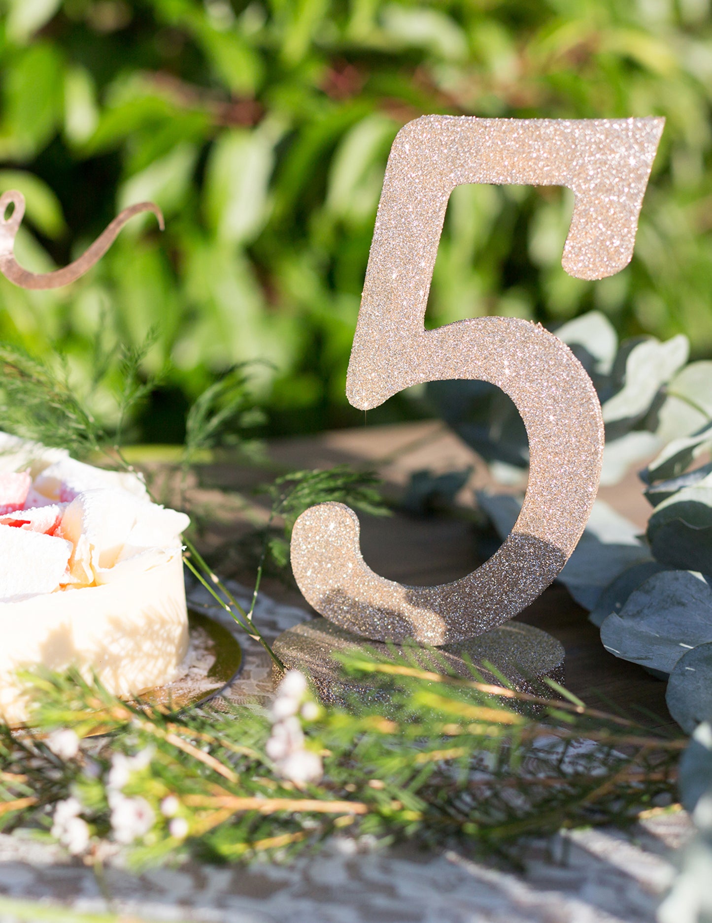 Mise en situation sur une table du centre de table chiffre 5 pour décoration