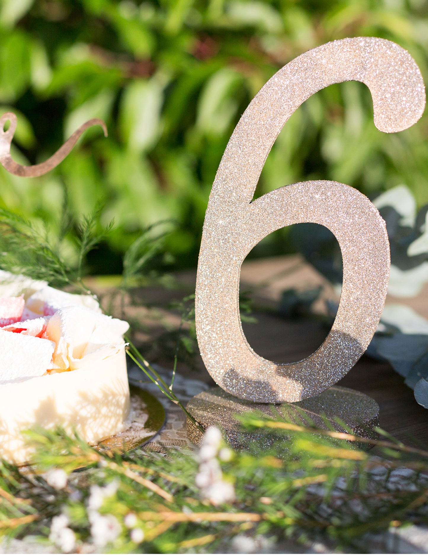 Mise en situation du centre de table chiffre 6 bois pailleté champagne