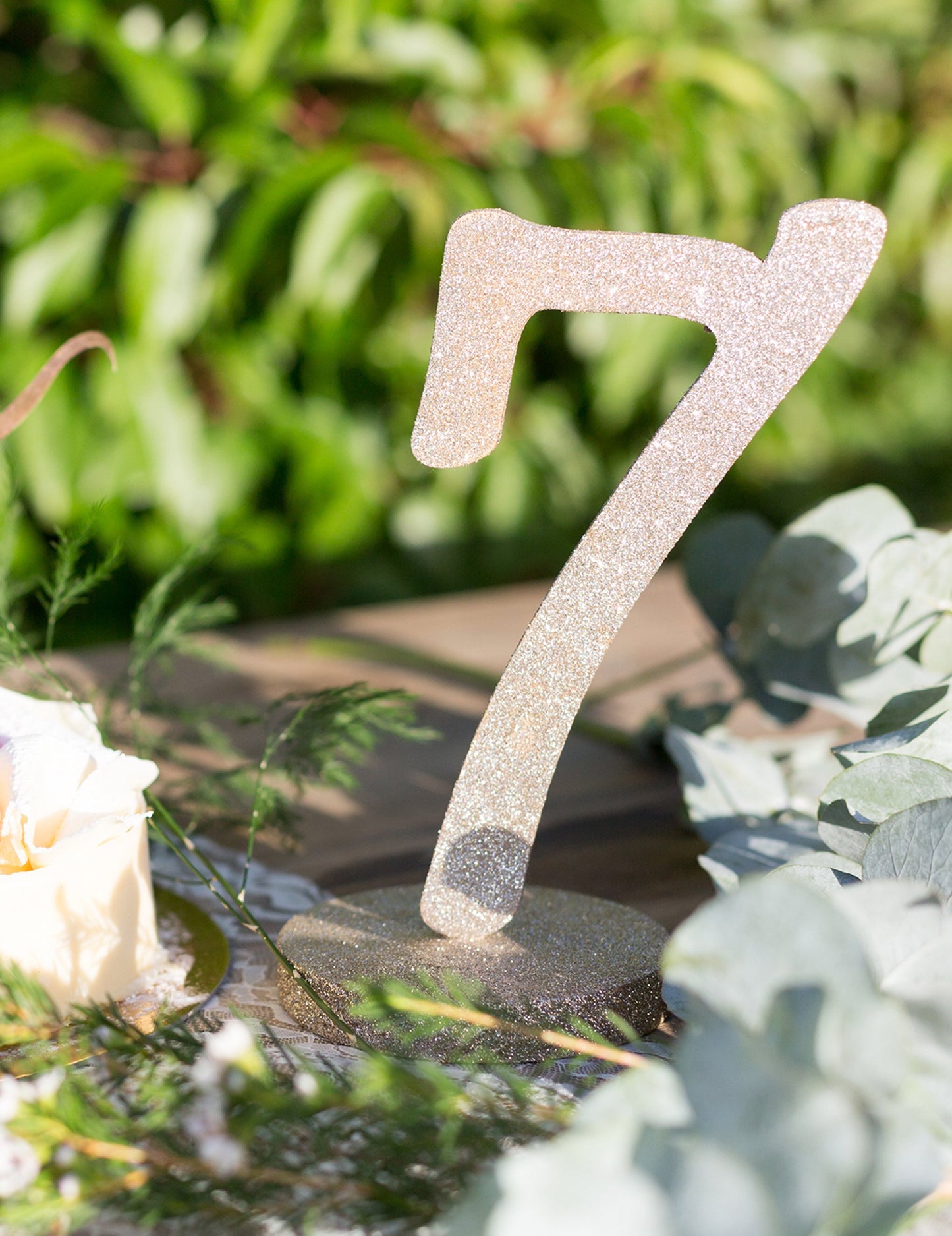 Osrednji okras številka 7, bleščeč les, barva šampanjca 20 cm na podstavku