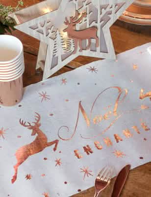 Mise en situation du chemin de table en coton Noël enchanté